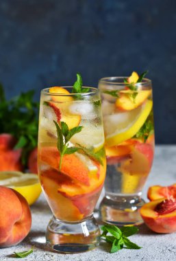 Şeftali ve limon ile buzlu çay. Soğuk yaz içeceği.