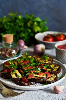 Baharatlı patlıcan domates sosu ve Salantro ile. Izgara patlıcan.