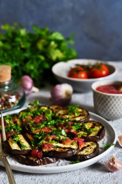 Baharatlı patlıcan domates sosu ve Salantro ile. Izgara patlıcan.