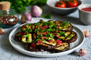 Baharatlı patlıcan domates sosu ve Salantro ile. Izgara patlıcan.