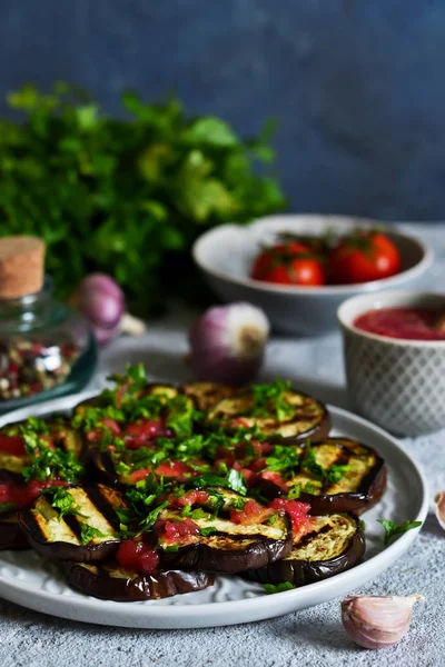 Baharatlı patlıcan domates sosu ve Salantro ile. Izgara patlıcan.