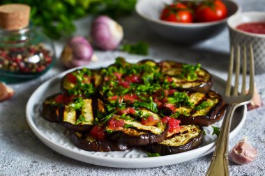 Baharatlı patlıcan domates sosu ve Salantro ile. Izgara patlıcan.