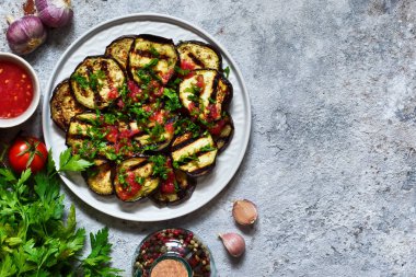 Baharatlı patlıcan domates sosu ve Salantro ile. Izgara patlıcan.