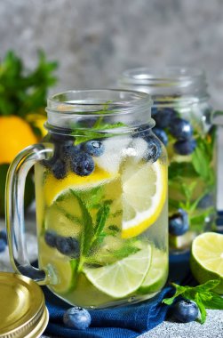 Limonata limon, limon ve yaban mersini bir taş zemin üzerine. Yaz soğuk içecek.