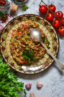 Havyar pişmiş sebze üzerinden. Meze patlıcan üzerinden
