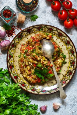 Havyar pişmiş sebze üzerinden. Meze patlıcan üzerinden