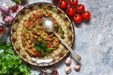 Havyar pişmiş sebze üzerinden. Meze patlıcan üzerinden