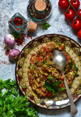 Havyar pişmiş sebze üzerinden. Meze patlıcan üzerinden