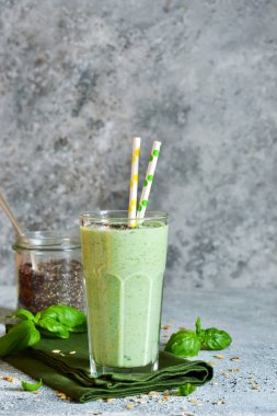 Yoğurt, ıspanak, fesleğen ve chia tohum bir beton zemin üzerine avokado sebze smoothies. İçki detoks. Doğru beslenme.
