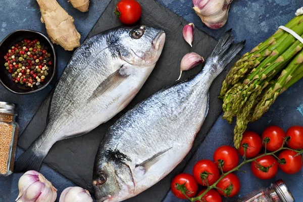 Friss Nyers Dorado Halat Spárga Paradicsom Fűszerek Beton Alapon Főzés — Stock Fotó