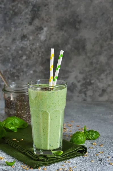 Yoğurt, ıspanak, fesleğen ve chia tohum bir beton zemin üzerine avokado sebze smoothies. İçki detoks. Doğru beslenme.