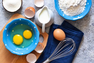 Gıda arka plan. Pişirme için malzemeler: un, yumurta, çilek, beton zemin üzerine çikolata.