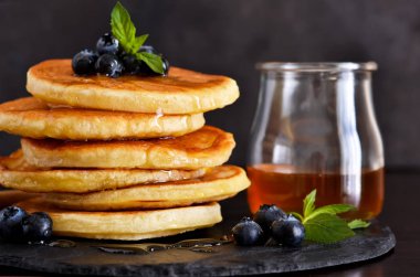 Ev yapımı yulaf kahvaltı taş tabakta bal ve yaban mersini gözlemesi. Günaydın!