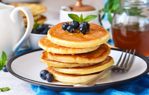 Hausgemachte Vanille Puncakes Mit Sirup Und Blaubeeren Zum Frühstück Guten — Stockfoto