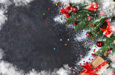 Yeni yıl kartı köknar, kutuları, kurdeleler ve kar üzerinde siyah bir arka plan ile dekore edilmiştir. Mutlu yeni yıl ve mutlu Noeller!