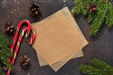 Yeni yıl kartı. Koniler ve uzay metnin altına bir kahverengi zemin üzerine şeker ile Noel ağacı.