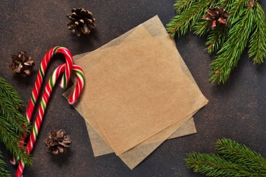 Yeni yıl kartı. Koniler ve uzay metnin altına bir kahverengi zemin üzerine şeker ile Noel ağacı.