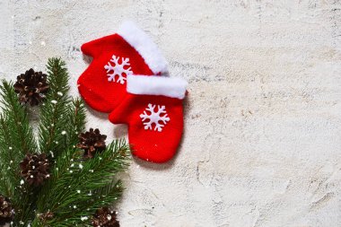 Dekorasyon ve kahverengi bir arka plan ile yer metnin altına mittens ile Noel ağacı.
