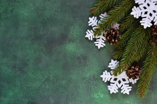 Noel ağacı ve dekoratif kar taneleri, çan, kurdeleler metnin altına alan bir kahverengi zemin üzerine.