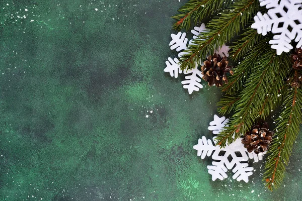 Noel ağacı ve dekoratif kar taneleri, çan, kurdeleler metnin altına alan bir kahverengi zemin üzerine.