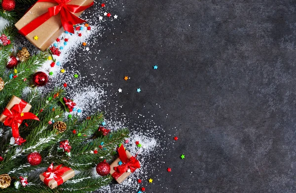 Yeni yıl kartı köknar, kutuları, kurdeleler ve kar üzerinde siyah bir arka plan ile dekore edilmiştir. Mutlu yeni yıl ve mutlu Noeller!