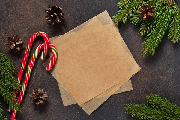 Yeni yıl kartı. Koniler ve uzay metnin altına bir kahverengi zemin üzerine şeker ile Noel ağacı.