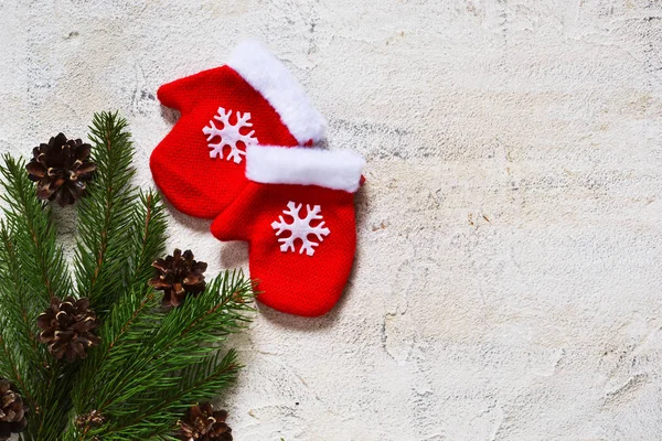 Dekorasyon ve kahverengi bir arka plan ile yer metnin altına mittens ile Noel ağacı.
