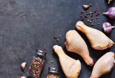Çiğ tavuk. Tavuk ve bir siyah arka plan üzerine yemek pişirmek için baharat. Organik gıda. Doğru beslenme.
