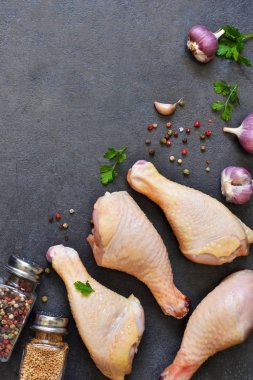 Çiğ tavuk. Tavuk ve bir siyah arka plan üzerine yemek pişirmek için baharat. Organik gıda. Doğru beslenme.