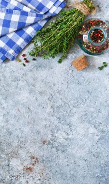 Biber ve kekik bir beton zemin üzerine karışımı. Gıda arka plan metin için yer ile. Reklam.