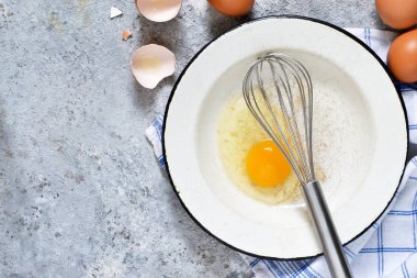 Pişirme için malzemeler: un, yumurta, şeker.