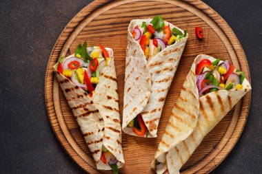 Taco - Meksika mutfağının geleneksel çanak. Meksika yemek sığır eti, sebze ve sos ile. Üstten görünüm.