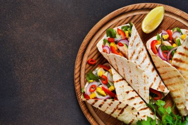 Taco - Meksika mutfağının geleneksel çanak. Meksika yemek sığır eti, sebze ve sos ile. Üstten görünüm.