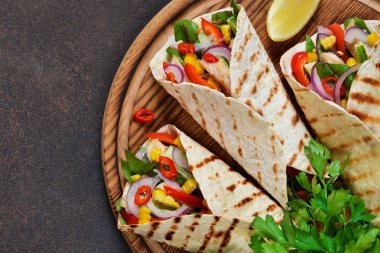 Taco - Meksika mutfağının geleneksel çanak. Meksika yemek sığır eti, sebze ve sos ile. Üstten görünüm.