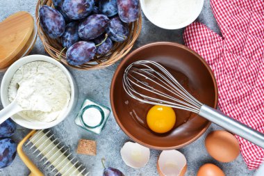 Pişirme için malzemeler. Uçuş hazırlama süreci. Erik pasta.