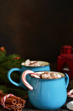 Sıcak çikolata geleneksel bir kış içeceğidir. Noel arkaplanı.