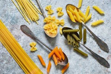 Makarna bir beton zemin üzerine çeşitli. Yemek pişirmek için ham Yapıştır. İtalyan Makarna.