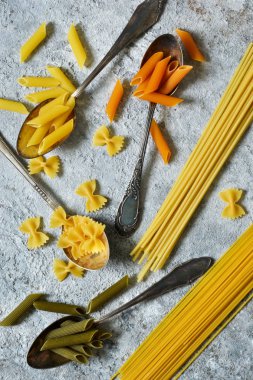 Makarna bir beton zemin üzerine çeşitli. Yemek pişirmek için ham Yapıştır. İtalyan Makarna.