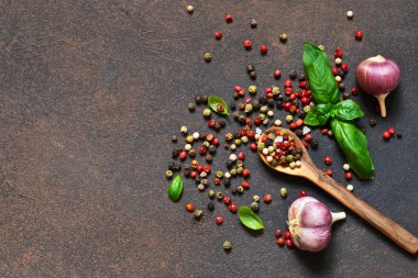 Gıda çerçeve. Gıda arka plan - baharat: biber, sarımsak, fesleğen. Marine için malzemeler.