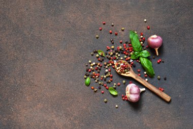 Gıda çerçeve. Gıda arka plan - baharat: biber, sarımsak, fesleğen. Marine için malzemeler.