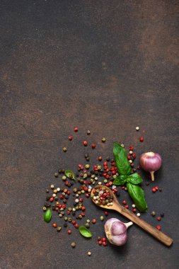 Gıda çerçeve. Gıda arka plan - baharat: biber, sarımsak, fesleğen. Marine için malzemeler.