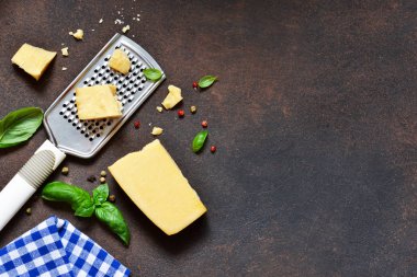 Parmesan peyniri, sarımsak, fesleğen beton koyu arka plan üzerinde. Makarna için malzemeler. Reklam gıda.