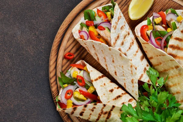 Taco - Meksika mutfağının geleneksel çanak. Meksika yemek sığır eti, sebze ve sos ile. Üstten görünüm.