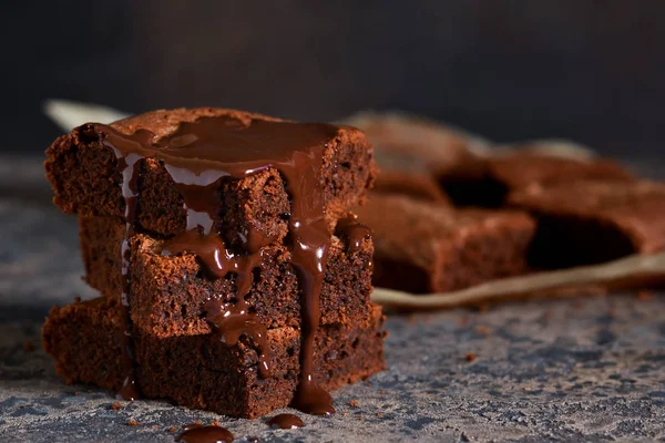 Brownie Klassisk Amerikansk Dessert Paj Med Choklad Sås Mörk Bakgrund — Stockfoto
