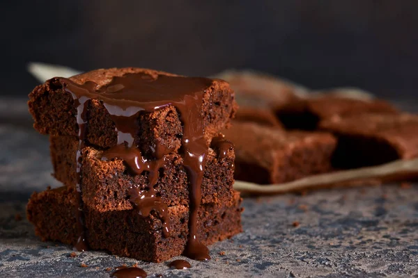 Brownie Klasický Americký Dezert Koláč Čokoládovou Omáčkou Tmavém Pozadí — Stock fotografie