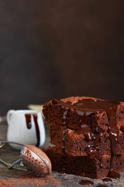 Brownie Uma Sobremesa Americana Clássica Torta Com Molho Chocolate Fundo — Fotografia de Stock