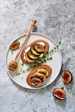 Tost ricotta, incir ve ballı bir beton zemin üzerine kahvaltı için. Gurme kahvaltı.