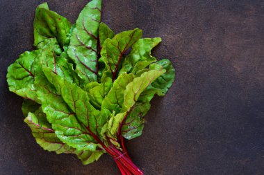 Pancar taze, çiğ yaprakları bir beton zemin üzerine. Gıda arka plan.