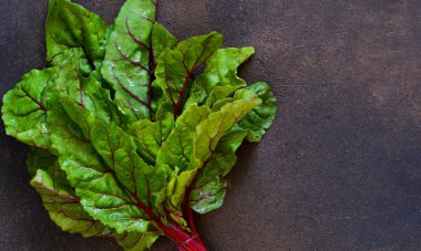 Pancar taze, çiğ yaprakları bir beton zemin üzerine. Gıda arka plan.