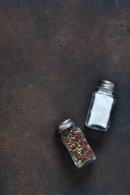 Gıda arka plan - baharat. Siyah, beyaz biber ve tuz bir kavanoza bir beton zemin üzerine kırmızı, karışımı.